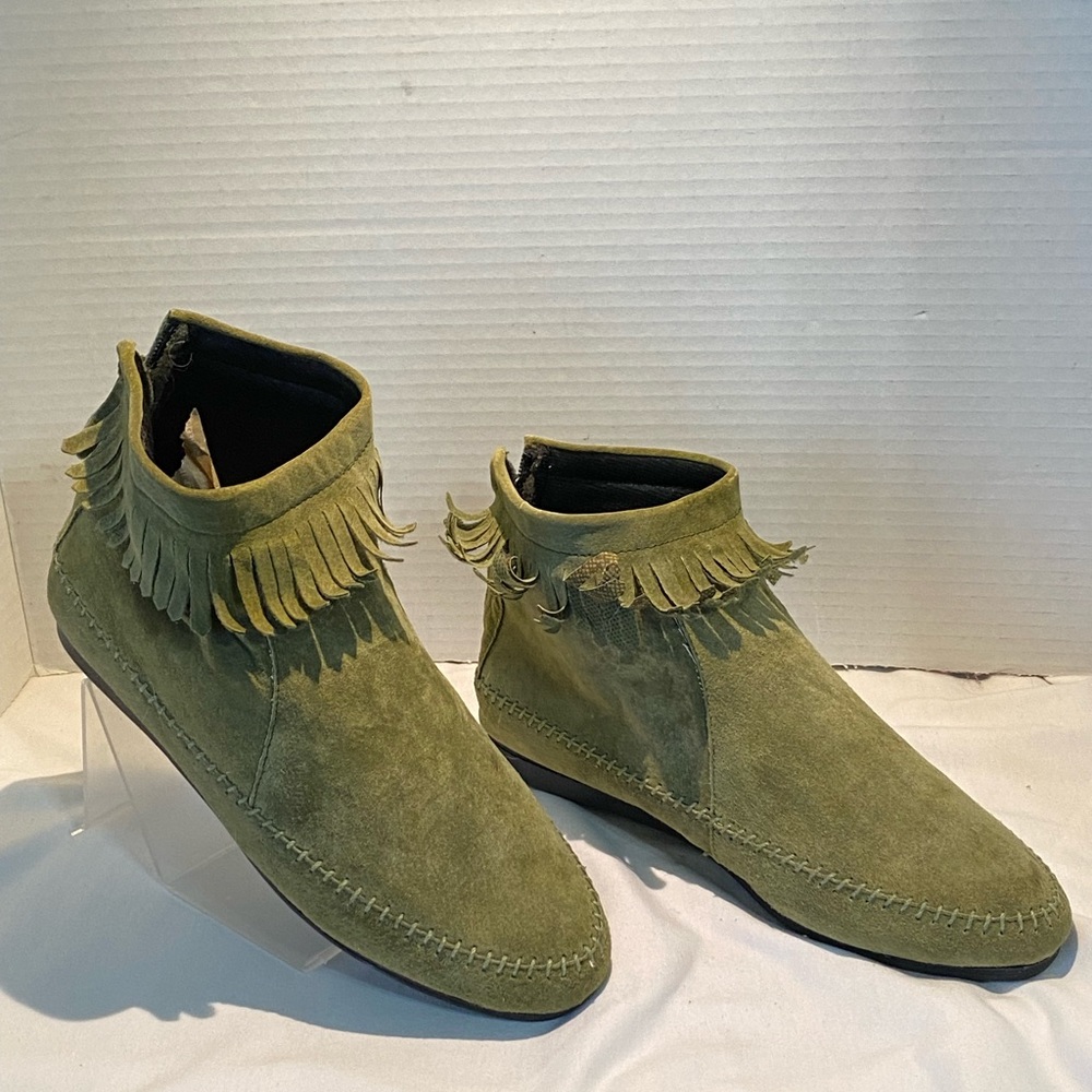 Hunters Run Boho Moccasin NWOT